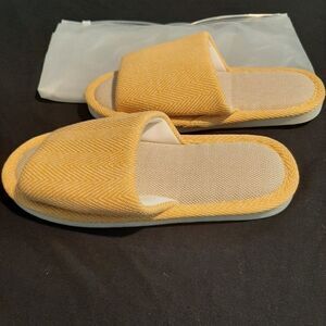 New Women's Size 7/8 Tanaoen House Slippers